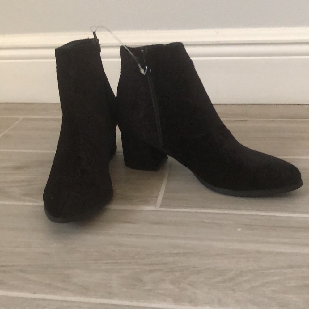Qupid  New Black Velvet Booties Size - 6.5